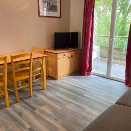 Appartement rénové pour 4 à 5 personnes à Cassen, hotel in Cassen