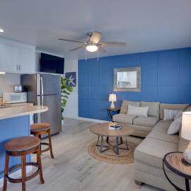 Catalina Island Duplex - Steps to Beach & Pier!, hotelli kohteessa Avalon