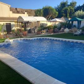 Cortijo Esquina B&B Guesthouse، فندق في Arboleas