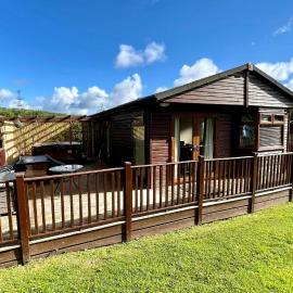 Conkers Lodge for 6 with Hot Tub & Secluded Decking - Spa Resort in Devon, hotel i Chudleigh