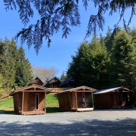 The Hiker Huts – hotel w mieście Port Renfrew