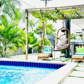 Luxury Escape w Infinity Pool & Hot Tub Bar