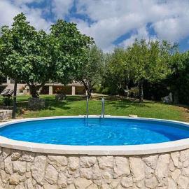 Villa Fran, Private Family Villa with Pool, Large Garden, BBQ near Pula