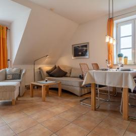 Haus-Langeness-OG-App-Stiller-Hafen, hotel in Brösum