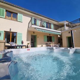 Holiday house Villa Marea with jacuzzi, hotel in Crikvenica
