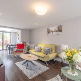 Central Windsor, 5 mins to Legoland, Driveway - By Tempstay