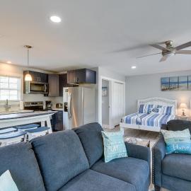 1 Mi to Beach & Pier! Chic Ocean Isle Studio, hotel in Ocean Isle Beach