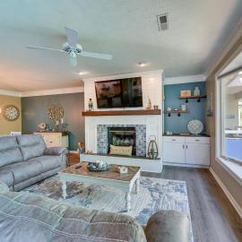 Lake Keowee Condo: Resort Pools & Lake Access!, hotel in Salem