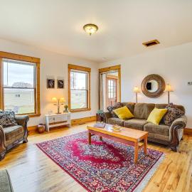 Snowmobiling Hub! Mackinaw City Home 3 Mi to Beach, hotel a Mackinaw City