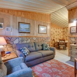 Stargaze, Hike & Kayak: Cabin Near Copper Breaks!, hotel din Crowell