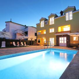 Apartments Oliva, hotel in Vrsi