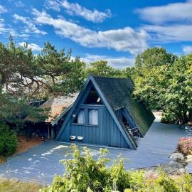 Idyllic Sea Cottage on Justøya Island, Lillesand, hotel in Lillesand