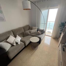 Apartamento a pie de playa con vistas al mar.: Sorvilán'da bir otel