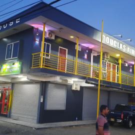 Viesnīca Douglas Airport Guesthouse pilsētā Zanderij