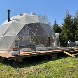 Glamping w sercu mazur z prywatną plażą, hotel en Regiel