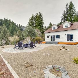 Charming Florence Home w/ Fire Pit & River Views!