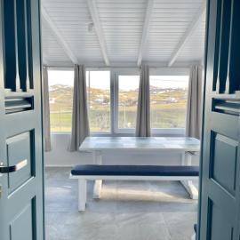 Black Pebble Myconian House، فندق في أنو ميرا