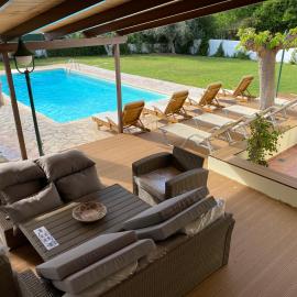 Relaxing Villa with Swimming Pool and Garden, hotel en Áyios Yeóryios