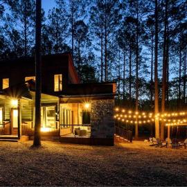 Brand New Luxury 2 Bedroom with Loft and Spa Sleeps 10, hotel a Broken Bow