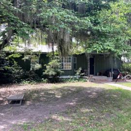 Tucked Away Newly Renovated 4 Bedroom 2 Bath Sleeps 12, hotel in Beaufort