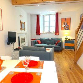 Agréable maison au centre historique de Foix avec garage، فندق في فوا