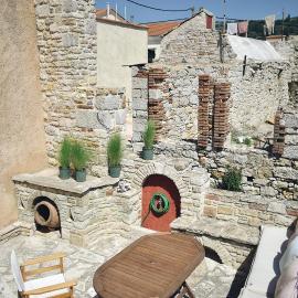Yi artistry 1-bedroom medieval holiday house, hotell i Kalamoti