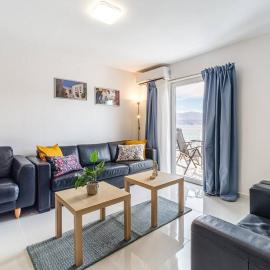 Luka 2 SEA&Beach front apartment، فندق في Mirce