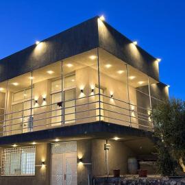 Chalets in the middle of Ajloun forests شاليه و مزرعة في وسط غابات عجلون, hotel v destinácii Ajloun