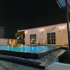 บ้านพูลโต พูลวิลล่า ที่พักบางเสร่ - สัตหีบ, hotel sa Sattahip