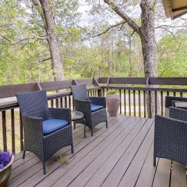 Bella Vista Townhome w/ Deck Near Back 40 Trails!, hotel in Bella Vista