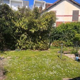 A room and garden close to Paris
