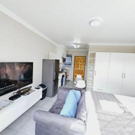 Quantum Heights - Studio Apartment - 2 nights minimum booking: Fourways şehrinde bir otel