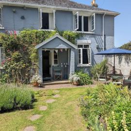 Cliffside is a Cosy Cottage B&B by Cowes Beach - Very big King Size guest BR & a Twin BR too if you book 3 to 4 guests, hotel a Cowes