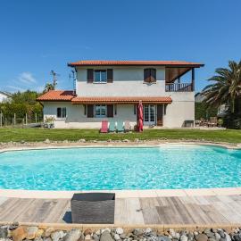 Maison Urt - Charmante maison avec piscine, hotel en Urt