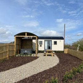 Redfox Shepherds hut and private hot tub, ξενοδοχείο σε Ballynameen