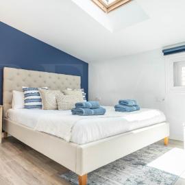 Coastal attic in the heart of Málaga by REMS