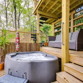 Waterfront Ozarks Home w/ Hot Tub, Bar & Dock, hotell i Rocky Mount