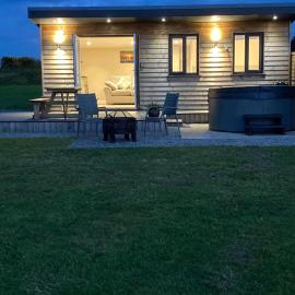 MAESLLAN CABINS 'Hud Y Machlud', hotel a Cross Inn