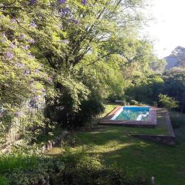 casa en las sierras piscina y rio cerca، فندق في يونكيلو