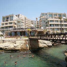 Castel Mare Beach Hotel & Resort، فندق في جبيل