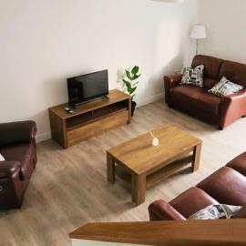Secluded Modern Guest House, hotel din Castletown Gheoghegan