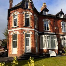 Green Corner Villa - Cosy Luxury in Central Torquay with Free Parking & EV