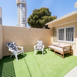 Apartamento ALMA con terreno privado y parking compartido - a 800m de Playa Poniente, hotel i Benidorm