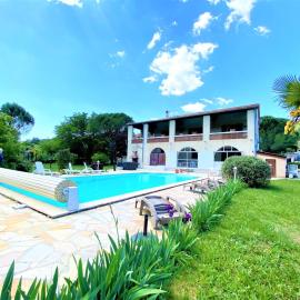 Gîte et chambre d'hôtes LE MERCOIRE, piscine chauffée et jacuzzi, hotell i Aubenas