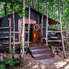 Cosy woodland Romantic retreat With log fires and nature، فندق في Sturry