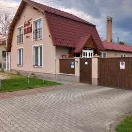 Kata Panzió, Hotel in Oroszlány