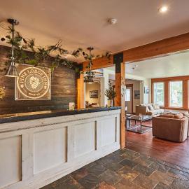 3 Pines Lodge Muskoka, hotelli kohteessa Huntsville