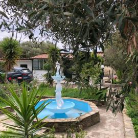 Villa Leah Apartment, hotel a Yerakiní