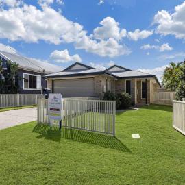 11 Wills Avenue Golden Beach QLD, hotel in Golden Beach