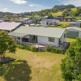 Sandy Feet Retreat - Cooks Beach Holiday Home